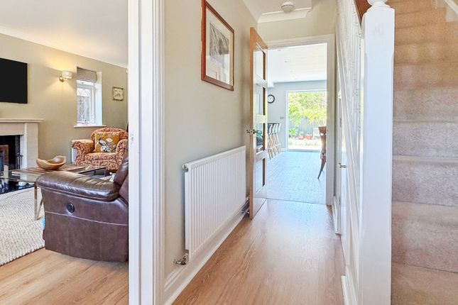 8 Steggles Close, Woodley, Berkshire photo 2
