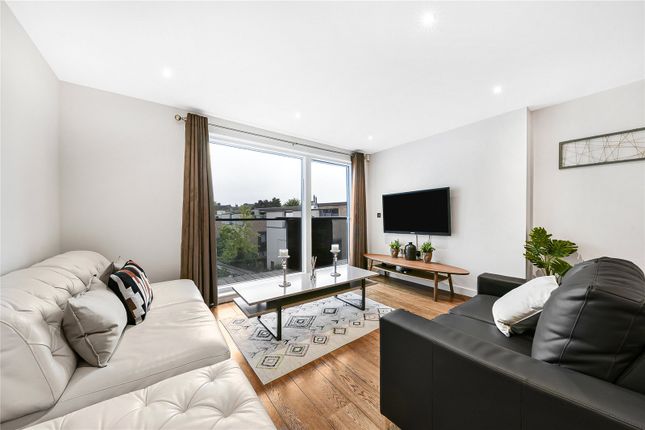 Flat to rent in Abbey Road, St. John's Wood, London