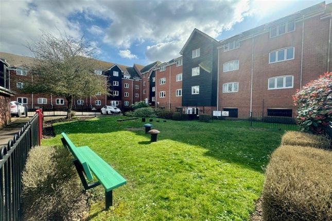 Flat to rent in Priory Avenue, St Denys