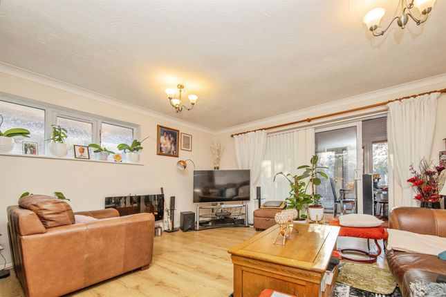 15, Holmwood Close, Clacton-On-Sea photo 3