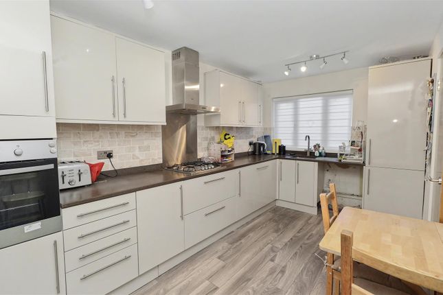 27, Bairstow Close, Borehamwood photo 2