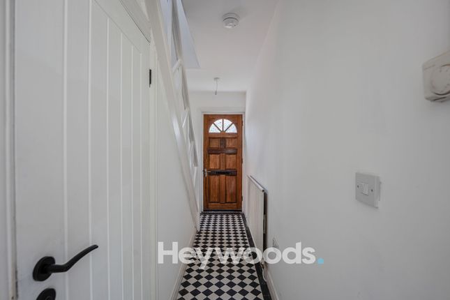 12 Longfield Avenue, Stone photo 2