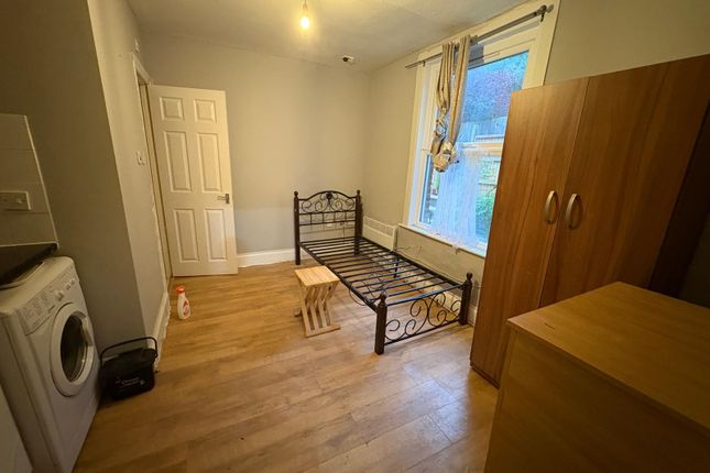 Flat 3, 9, Cranley Gardens, ARR, London photo 5