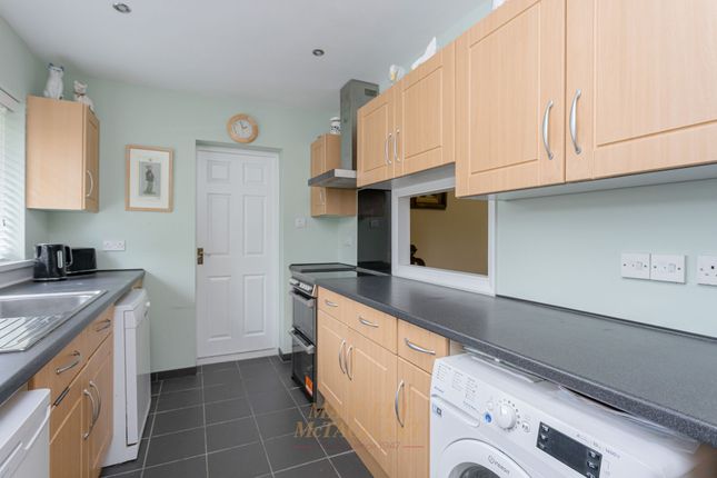 6 Yew Tree Road, Horley photo 4