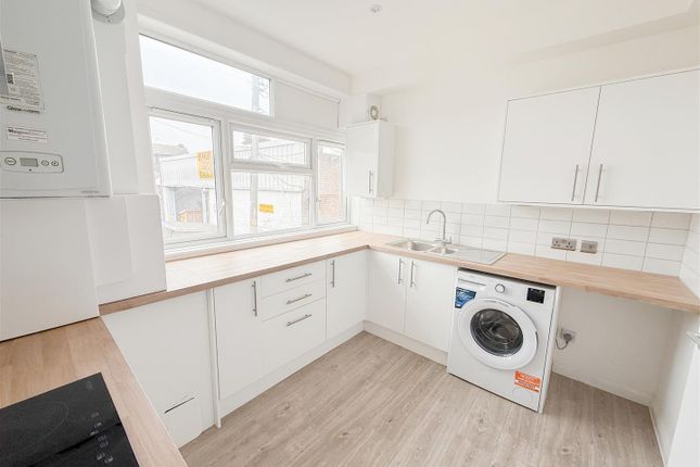 Flat 3 Lexden Lodge, Crowborough Hill, Crowborough photo 4