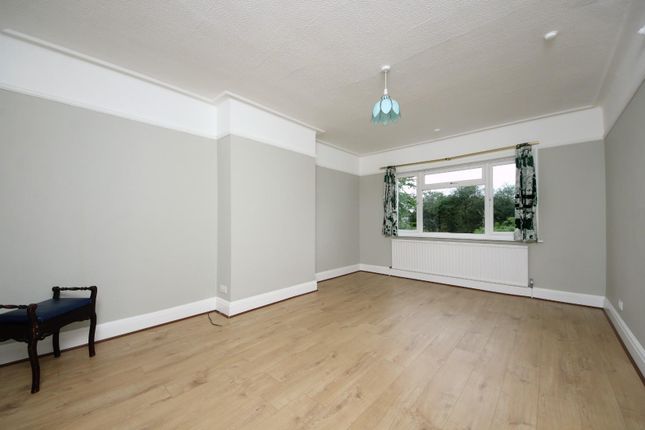 98, Gunnersbury Avenue, London photo 2