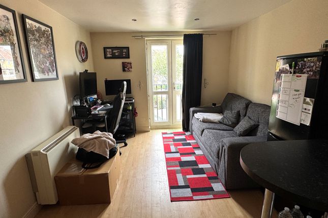 31 Springly Court, Grimsbury Road, Kingswood photo 5