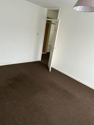 Flat to rent in Thirkleby Close, Slough