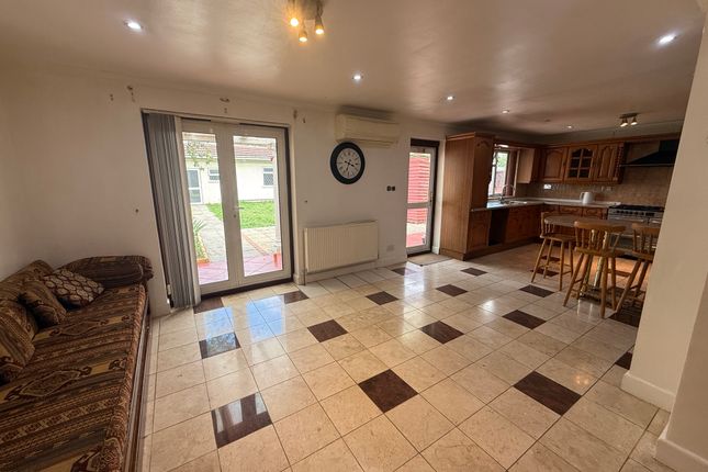 13, Blossom Waye, Hounslow photo 2