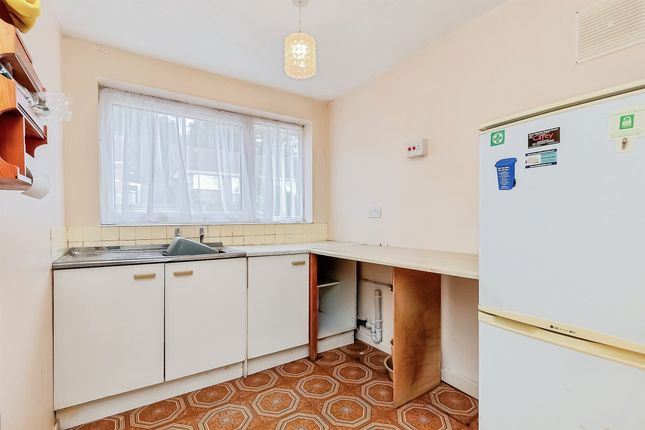 16, Miller Close, Kettering photo 3
