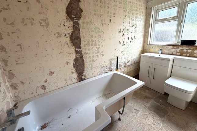 4 Horton Road, Colnbrook, Slough photo 5