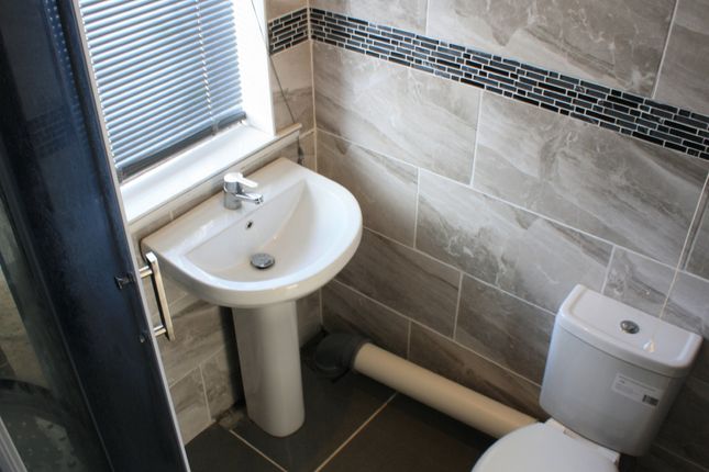 Flat AA, 148, Viola Avenue, Staines-upon-Thames photo 4