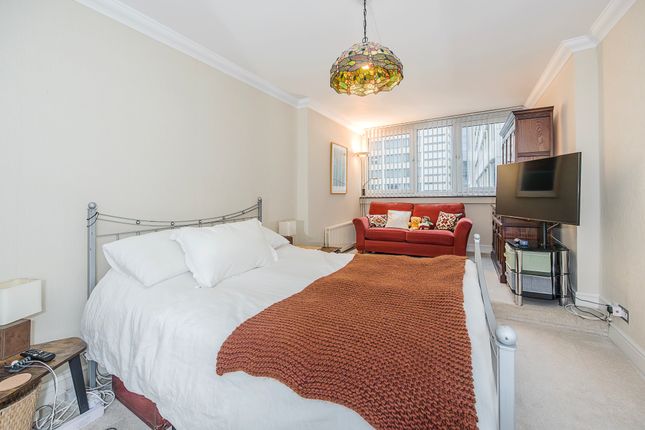 Flat for sale in River Court, Upper Ground, London