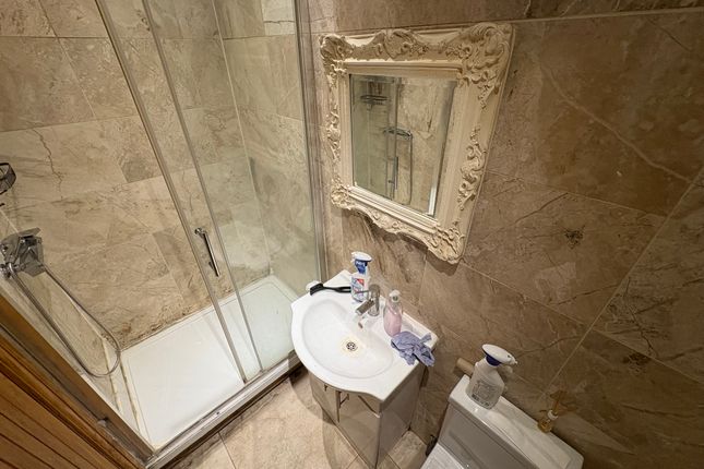 32, Arcadian Gardens, London photo 2
