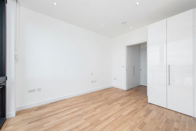 Flat to rent in Kingsland Road, London