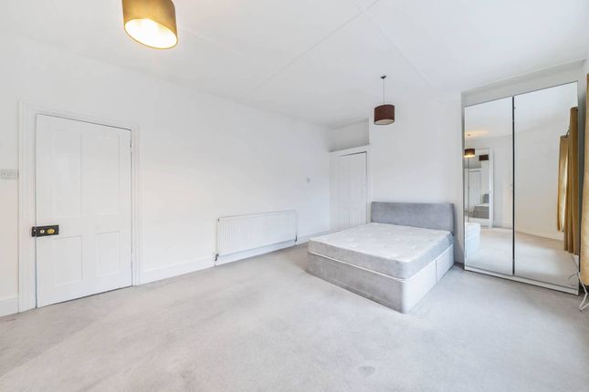 Flat to rent in Broomwood Road, Between The Commons, London