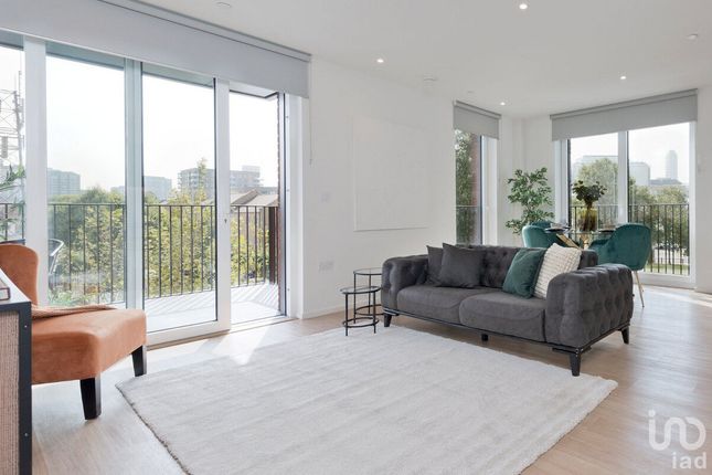 Flat for sale in Hawser Lane, London