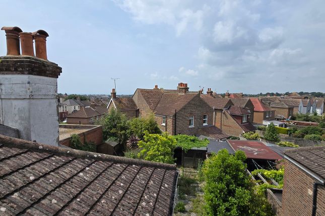 25, Holliers Hill, Bexhill-on-Sea photo 4