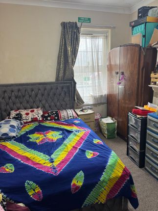 703A, Dagenham photo 4