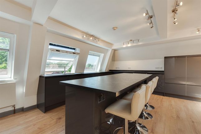 Flat 3, 1, The Square, Sevenoaks photo 2