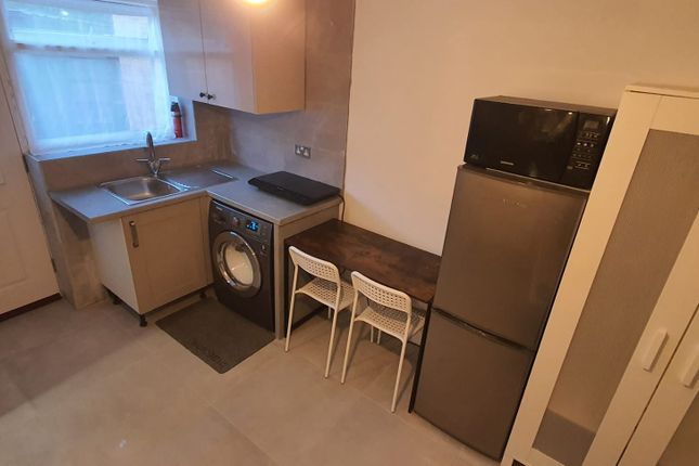 4, Charnwood Close, New Malden photo 2