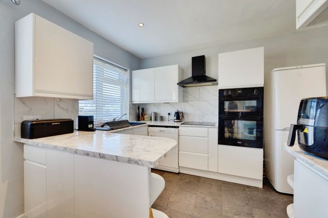 82, Eaton Valley Road, Luton photo 3