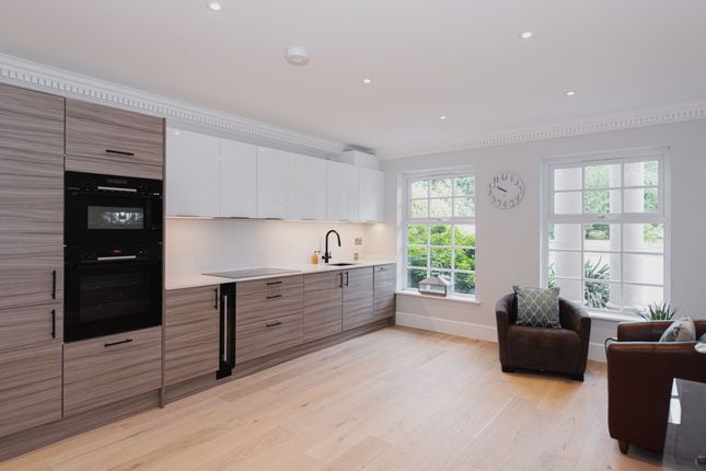 8 Spencer Park, East Molesey photo 4