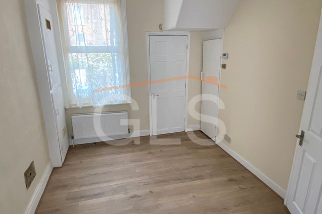 7 Sandringham Street, Scarborough photo 3