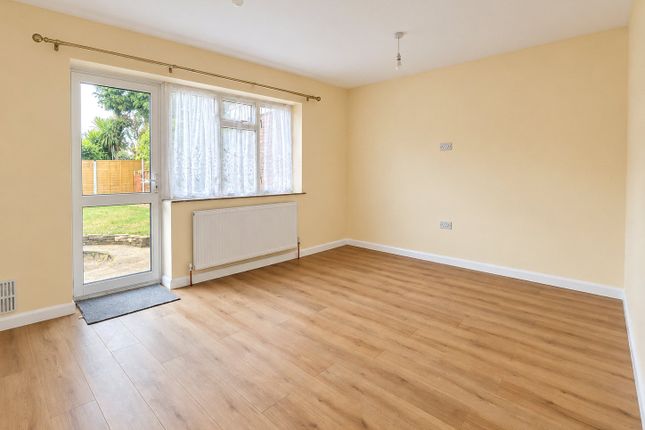 20, Oak Way, Greater London photo 2