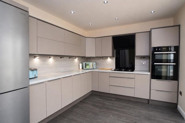 29, Plumpton Walk, Bradford photo 4
