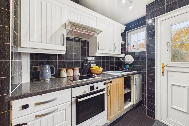 13 Half Moon Village, Exeter photo 2