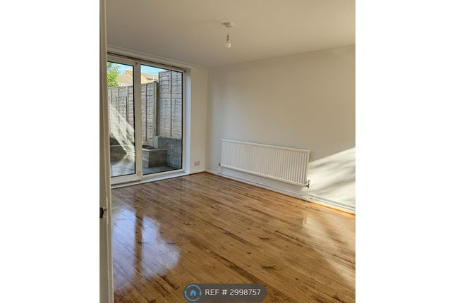 Compton Square, Andover photo 2