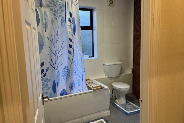 Shared accommodation to rent in Room 3: 15 Sycamore Road, Guildford