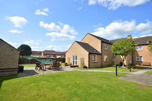 Flat 13, Summersbee Court, Thame photo 4