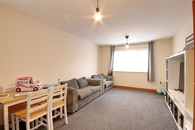 17, Rossmore Close, Enfield photo 2