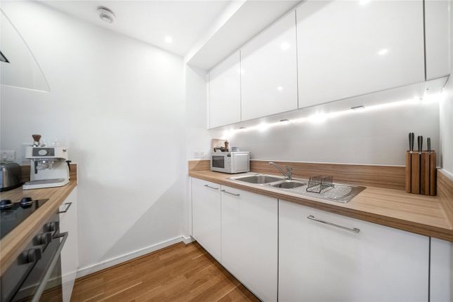 Flat 16, Portland House, 3, Chartfield Avenue, London photo 2