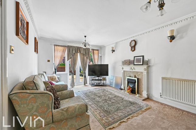 12 Cardinal Close, South Croydon photo 2