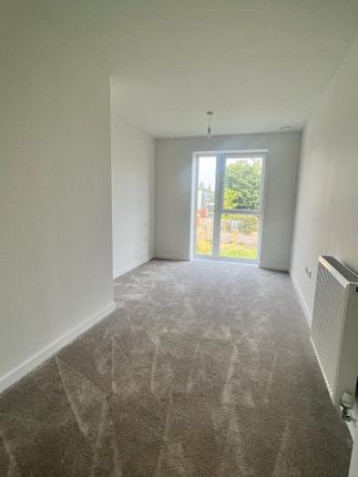 Flat to rent in Frogmore Avenue, Watford