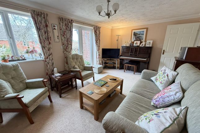 92, Edgehill Drive, Daventry photo 3
