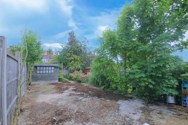 3, Northolt Gardens, Greenford photo 2