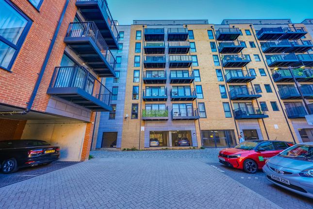 2-bed flat on 113, Brewers Square, Dartford, £325,000