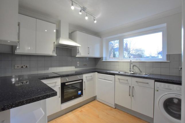 2 Yew Tree Court, Fishery Road, Hemel Hempstead photo 3