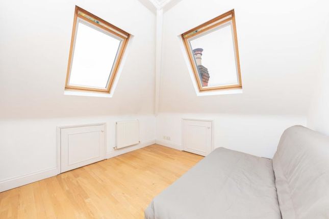 Flat to rent in Compayne Gardens, South Hampstead, London