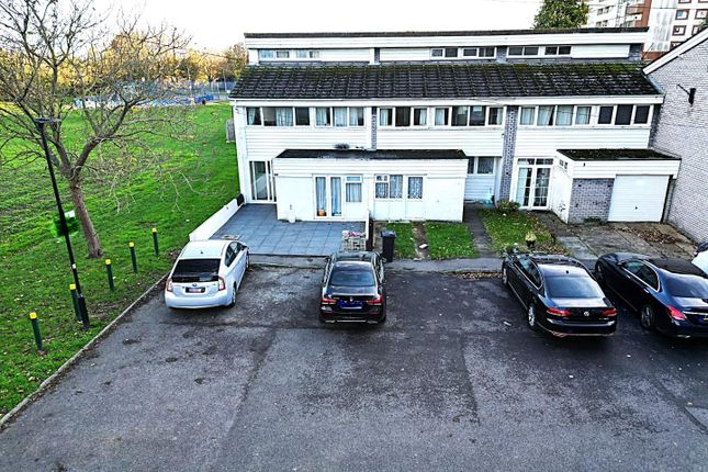20, Ferraro Close, Hounslow photo 2