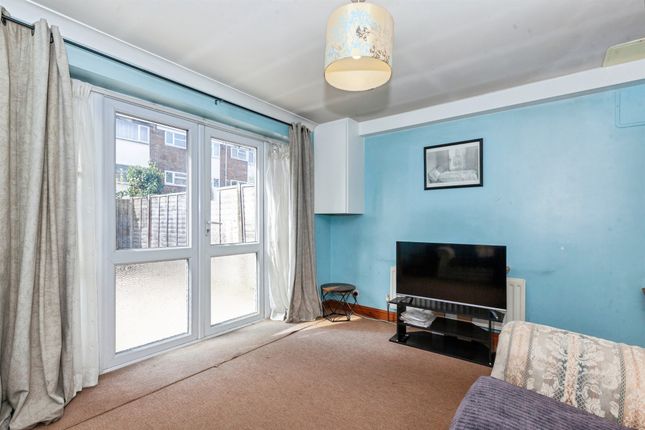 157, Spackmans Way, Slough photo 3