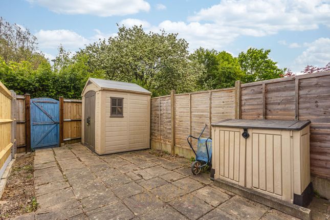 35 Holmcroft, Crawley photo 4