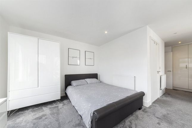 Flat for sale in Cobalt Point, 38 Millharbour, London