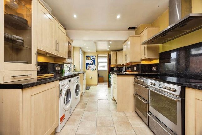 44, Priors Croft, Surrey photo 2