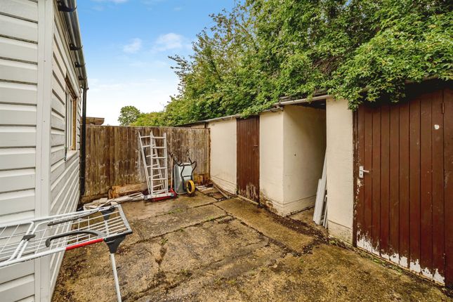 66, Barnard Crescent, Aylesbury photo 4