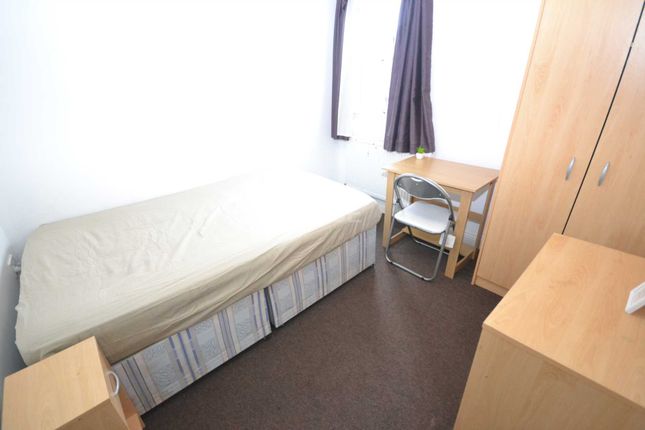 Thumbnail Room to rent in Swainstone Road, Reading, Berkshire, - Room 5